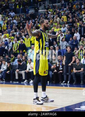 Istanbul/TÜRKEI - 7. FEBRUAR 2020: Derrick Williams während des Basketballspiels der Euroleague 2019-20 Runde 24 zwischen Fenerbahce und Maccabi Tel Aviv in der Ulker Sports Arena. Stockfoto