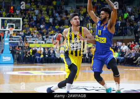 Istanbul/TÜRKEI - 7. FEBRUAR 2020: Nando De Colo und Tyler Dorsey während des Basketballspiels der Euroleague 2019-20 Runde 24 zwischen Fenerbahce und Maccabi Tel Aviv in der Ulker Sports Arena. Stockfoto