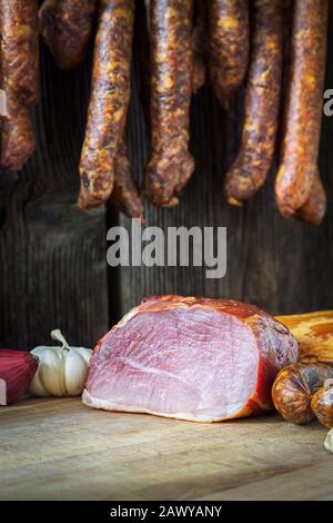 Collage verschiedener Fleischsorten, Räucherwurst und Fleisch Stockfoto