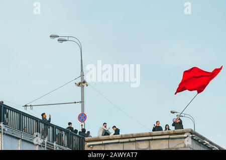 Moskau, Russland - 1. Mai 2018: Eine Menschenmenge mit der roten Flagge der Sowjetunion auf der Brücke während der 1. Mai Feiertag. Alle Arbeiter Tag Stockfoto