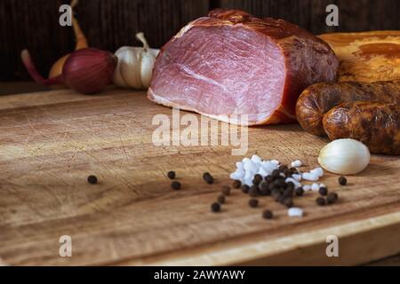 Collage verschiedener Fleischsorten, Räucherwurst und Fleisch Stockfoto