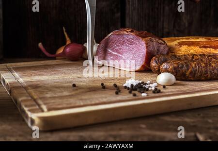 Collage verschiedener Fleischsorten, Räucherwurst und Fleisch Stockfoto