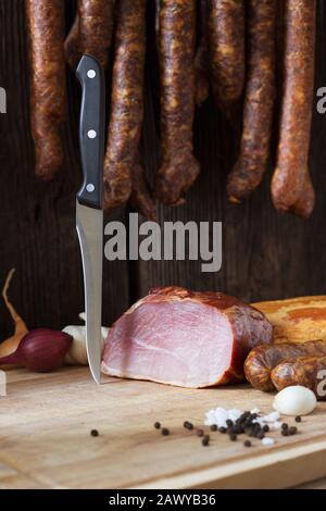 Collage verschiedener Fleischsorten, Räucherwurst und Fleisch Stockfoto