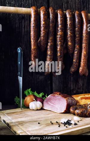 Collage verschiedener Fleischsorten, Räucherwurst und Fleisch Stockfoto