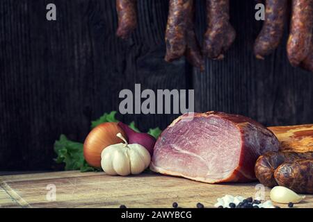 Collage verschiedener Fleischsorten, Räucherwurst und Fleisch Stockfoto