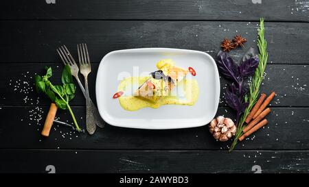 Gebackener Lachs mit Spinat im Teig. In der Platte. Draufsicht. Freier Speicherplatz für Ihren Text. Stockfoto