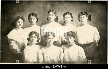 Die Galax. Llow und Weiß. Die Beamten ESTHER BROWN President ANNIE COOPER Vizepräsidentin GERTRUD HONEYCUTT Sekretärin MARIE ALLISON Schatzmeisterin CLYDE THOMAS Kritiker INA SAUNDERS Censor FANNIE FAIN Marschall STELLA OWENBY Chaplain MITGLIEDER Geoegia Rendleman. Ruth Kixset. Maie MtniDOOK. Mamie Sue .Johnson. Clyde Thomas. Esther Brown. Lou Boggs. Gertrud Honeycutt. Flora Rutledoe. Stella Owenbt. Charlotte Falls. Lucy Coltbane. Edna Holclaw, Annie Cooper. Docla Falls. Ina Saunders. Edith Arey. Winnie Bbittain. Maie Waelick. Lillian Bbysoh. Lizzie Osborne. Fannie Fain. Suma Wenig. Kate Nash. Jennie Osbo Stockfoto