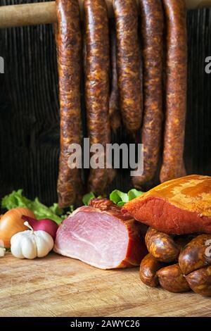 Collage verschiedener Fleischsorten, Räucherwurst und Fleisch Stockfoto