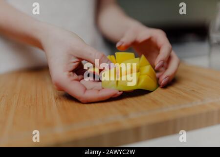 Frau Schneidet Mango-Früchte mit Scharfem Messer Stockfoto