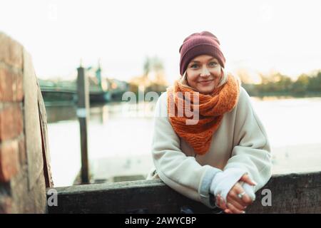 Portrait selbstbewusste junge Frau in Strumpfkappe und Schal Stockfoto