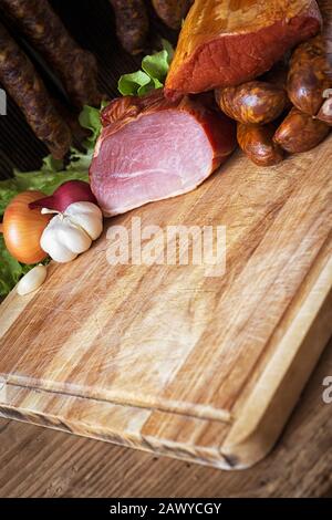 Collage verschiedener Fleischsorten, Räucherwurst und Fleisch Stockfoto