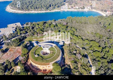 Ein Luftbild von Fort Bourguignon, einer Festung, die während des österreichischen Kaiserreichs erbaut wurde, im Hintergrund der Bucht von Valsaline, Pula, Istrien, Kroatien Stockfoto