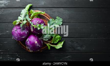 Violetter Kohlrabiakohl. Auf schwarzem Hintergrund. Draufsicht. Freier Speicherplatz für Ihren Text. Stockfoto