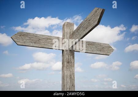 Leeres Schild, drei-Wege-hölzerner Wegweiser gegen einen blauen Himmel Stockfoto