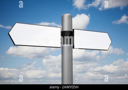 Unbeschriftete Zwei-Wege-Wegweiser aus Metall gegen einen blauen Himmel Stockfoto