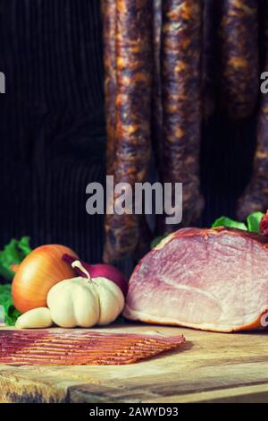 Collage verschiedener Fleischsorten, Räucherwurst und Fleisch Stockfoto