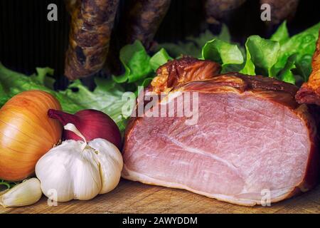 Collage verschiedener Fleischsorten, Räucherwurst und Fleisch Stockfoto