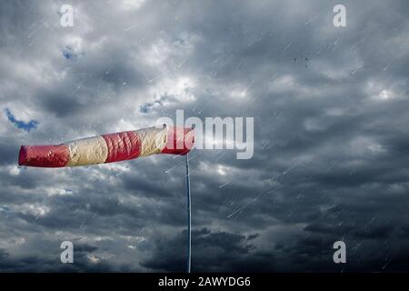 Luftbock, der die Windgeschwindigkeit bei stürmischem Wetter misst. Hurrikan, Tornado und Sturmkonzept. Stockfoto
