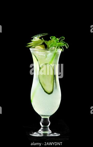 Frischer Cocktail aus Gurke, Limette, Minze in klarem Glas. Isoliert auf schwarzem Hintergrund. Stockfoto