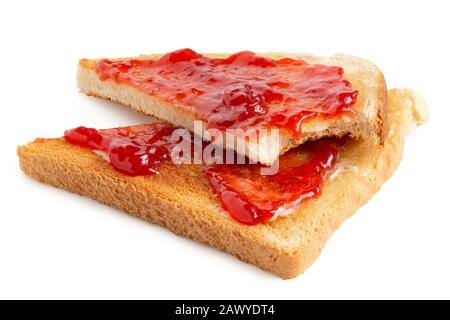 Zwei Dreiecke mit weißem Toast, verteilt mit Butter und Erdbeermarmelade, isoliert auf Weiß. Fehlender Biss. Stockfoto