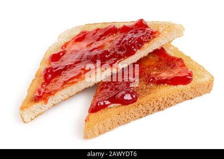 Zwei Dreiecke mit weißem Toast, verteilt mit Butter und Erdbeermarmelade, isoliert auf Weiß. Stockfoto