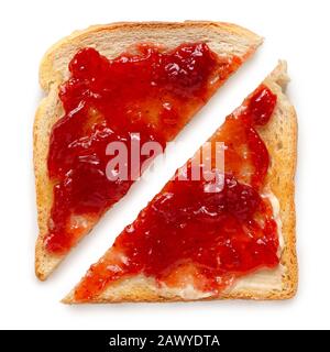 Zwei Dreiecke mit weißem Toast, verteilt mit Butter und Erdbeermarmelade, isoliert auf Weiß. Draufsicht. Stockfoto