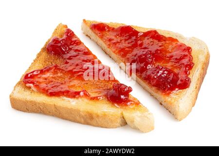 Zwei Dreiecke mit weißem Toast, verteilt mit Butter und Erdbeermarmelade, isoliert auf Weiß. Stockfoto