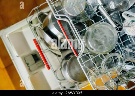 Schmutziges Geschirr in der Spülmaschine. Stockfoto