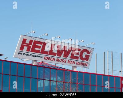 Berlin, DEUTSCHLAND - 4. FEBRUAR 2020: Hellweg-Logo In EINEM Baumarkt In Berlin, Deutschland Stockfoto