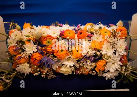 Komposition aus frischen Blumen auf einem Banketttisch. Stockfoto