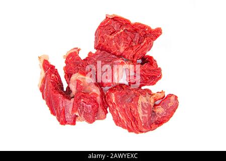 Blutige Scheiben Rohes Rindfleisch isoliert auf weißem Hintergrund Stockfoto