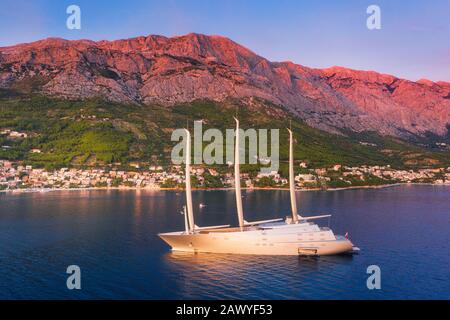 Luxusyacht und blaues Meer bei Sonnenuntergang im Sommer. Luftaufnahme Stockfoto
