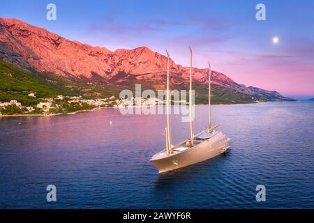 Luxusyacht und blaues Meer bei Sonnenuntergang im Sommer. Luftaufnahme Stockfoto