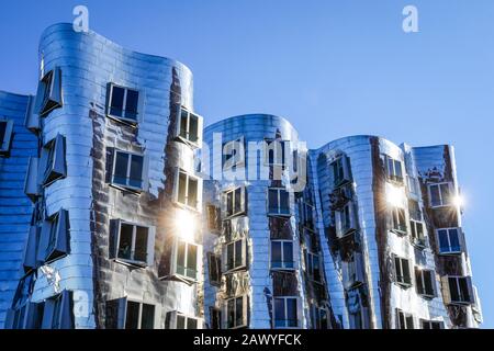 Düsseldorf, Nordrhein-Westfalen, Deutschland - Gehry-Gebäude, der neue Zollhof im Medienhafen wurde vom Architekten Frank O. Gehry entworfen. Co Stockfoto