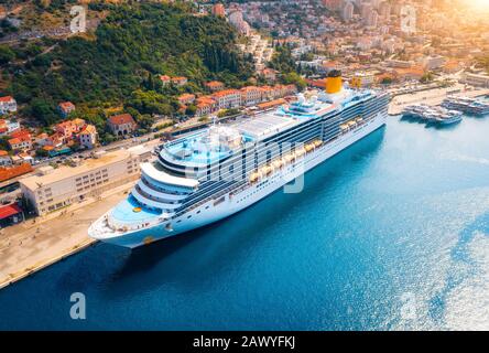 Luftaufnahme des Kreuzfahrtschiffs im Hafen bei Sonnenuntergang in Dubrovnik Stockfoto