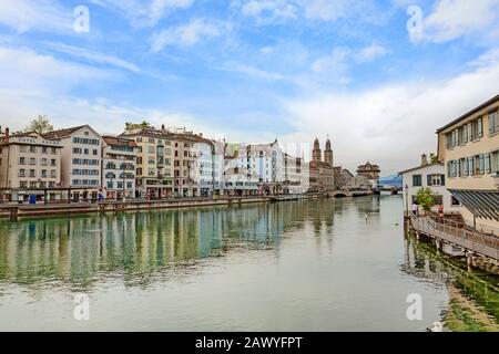 Zürich, Schweiz - 10. Juni 2017: Blick in die Innenstadt von Zürich von Brücke Rudolf-Brun-Brucke, Großmunster, Rathaus und Fluss Limmat vor. Stockfoto