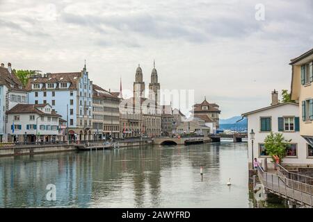 Zürich, Schweiz - 10. Juni 2017: Blick in die Innenstadt von Zürich von Brücke Rudolf-Brun-Brucke, Großmunster, Rathaus und Fluss Limmat vor. Stockfoto