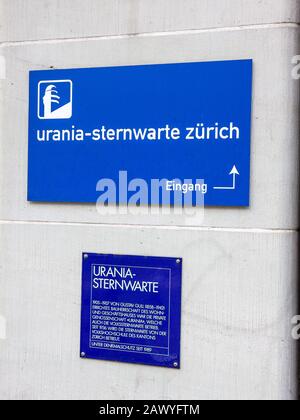 Zürich, Schweiz - 10. Juni 2017: Schild am Eingang der Urania Sternwarte in Zürich Stockfoto