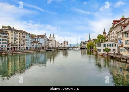 Zürich, Schweiz - 10. Juni 2017: Züricher Innenstadt, Blick auf Großmunster, Fraumunster und St. Peter. Limmatquai (links), Limmat vor dem Fluss. Stockfoto