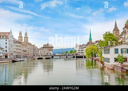 Züricher Innenstadt, Blick auf Großmunster, Fraumunster und St. Peter. Limmatquai (links), Limmat vor dem Fluss. Stockfoto