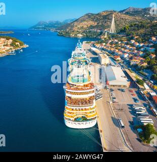 Luftaufnahme des Kreuzfahrtschiffs im Hafen bei Sonnenuntergang in Dubrovnik Stockfoto