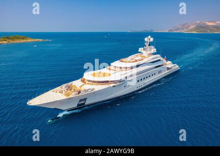 Blick auf Luxusyacht und blaues Meer an sonnigen hellen Tagen Stockfoto