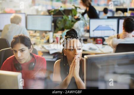 Ernsthafte Geschäftsfrauen, die an Computern im Büro arbeiten Stockfoto