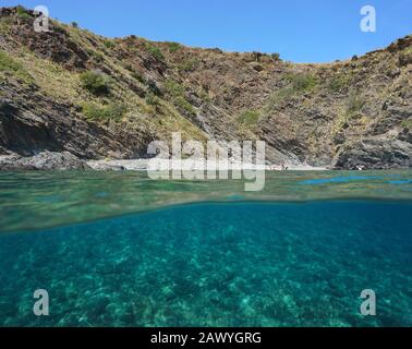 Spanien Costa Brava, felsiger Strand in der Nähe von Portbou, geteilter Blick über und unter der Wasseroberfläche, Mittelmeer, Katalonien, Alt Emporda, Cala Pi Stockfoto