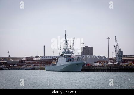 HMS Forth (P222) im Dock in Portsmouth. Das Schiff ist ein Offshore-Patrouillenschiff der Klasse Batch 2 River. Stockfoto