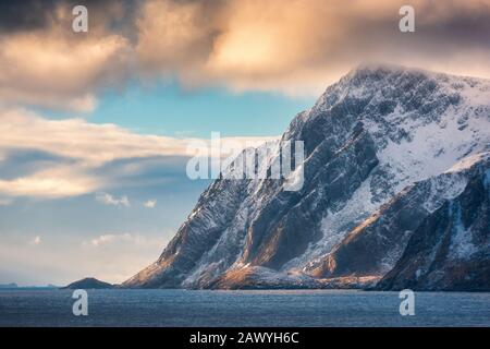 Wunderschöne, schneebedeckte Berge bei Sonnenuntergang im Winter Stockfoto