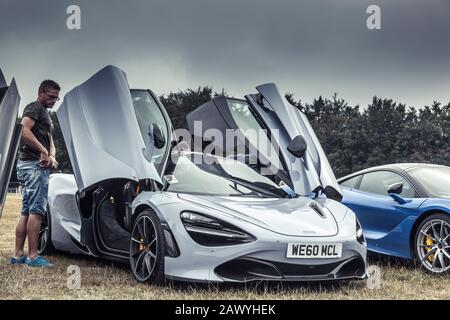 Ein McLaren 720S sieht dramatisch aus, wenn beide Türen beim Goodwood Festival of Speed 2018, Großbritannien, geöffnet sind. Stockfoto