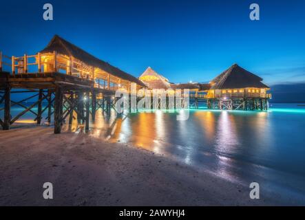 Wunderschönes Holzrestaurant am Wasser in der Sommernacht Stockfoto