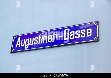 Zürich, Schweiz - 10. Juni 2017: Straßenschild der Augustinergasse in Zuerich, Stadtteil Lindenhof. Stockfoto