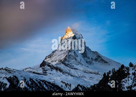 Sonnenaufgang über Matterhorn Spitze Schweizer Alpen Stockfoto
